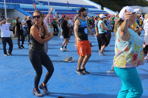 Фото-репортаж: День физкультурника во Владивостоке начался с «Зарядки чемпионов»