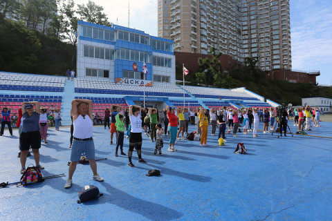 Фото-репортаж: День физкультурника во Владивостоке начался с «Зарядки чемпионов»