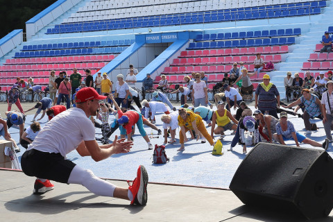 Фото-репортаж: День физкультурника во Владивостоке начался с «Зарядки чемпионов»
