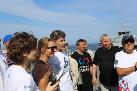 Фото-репортаж: День физкультурника во Владивостоке начался с «Зарядки чемпионов»