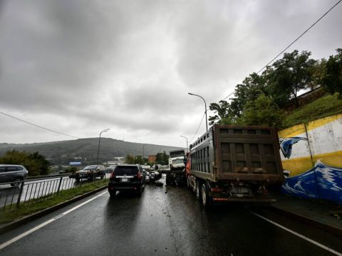 Фото-репортаж: Проезд перекрыт: массовое ДТП заблокировало гостевую трассу во Владивостоке (ОБНОВЛЕНО в 18:28)