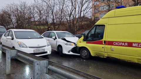 Фото-репортаж: Автомобиль скорой помощи попал в ДТП во Владивостоке