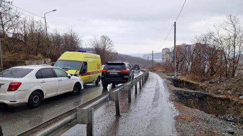 Фото-репортаж: Автомобиль скорой помощи попал в ДТП во Владивостоке