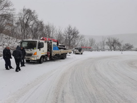 Фото-репортаж: Такси, фуры и отечественный автопром: приморцы бьются сегодня на дорогах