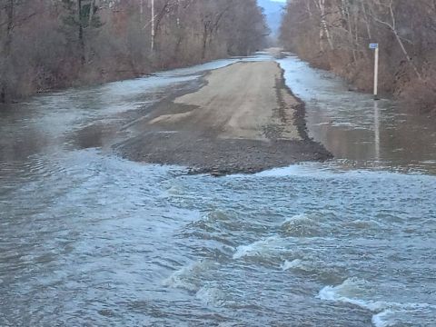 Фото-репортаж: Паводок поглотил часть дороги в Приморье