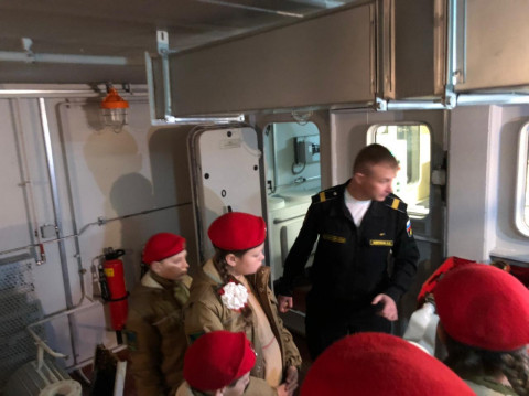 Фото-репортаж: Юнармейцев познакомили с тренировочным комплексом для моряков ТОФ