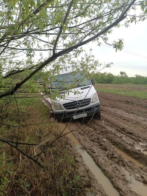 Фото-репортаж: Пожарным Приморья пришлось спасать маршрутку из грязи