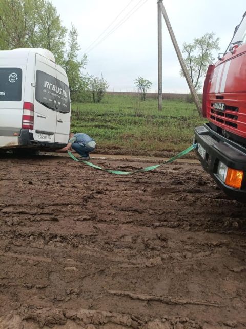 Фото-репортаж: Пожарным Приморья пришлось спасать маршрутку из грязи