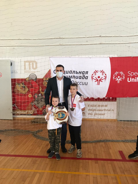 Фото-репортаж: Чемпион напутствовал приморских ребят