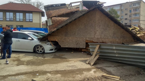 Фото-репортаж: Здание рухнуло на автомобили в Приморье