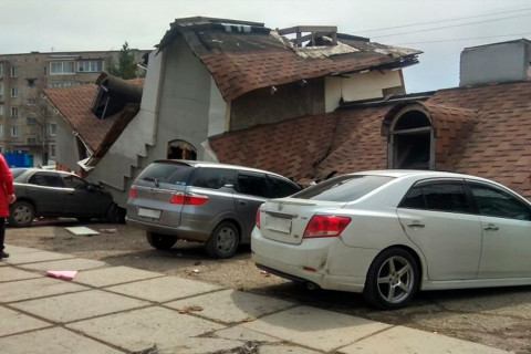 Фото-репортаж: Здание рухнуло на автомобили в Приморье