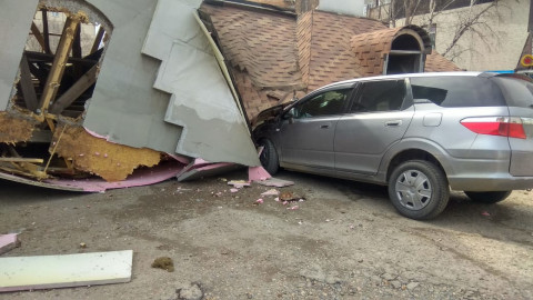 Фото-репортаж: Здание рухнуло на автомобили в Приморье