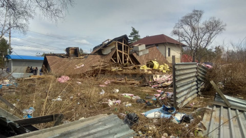 Фото-репортаж: Здание рухнуло на автомобили в Приморье