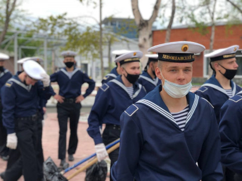 Фото-репортаж: Кедр возвращается на остров Русский