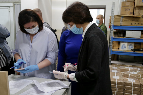 Фото-репортаж: Последние 443 тысячи бюллетеней для голосования поступили в ТИК Владивостока