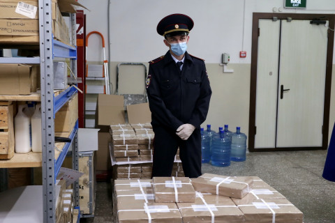 Фото-репортаж: Последние 443 тысячи бюллетеней для голосования поступили в ТИК Владивостока