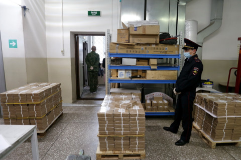 Фото-репортаж: Последние 443 тысячи бюллетеней для голосования поступили в ТИК Владивостока