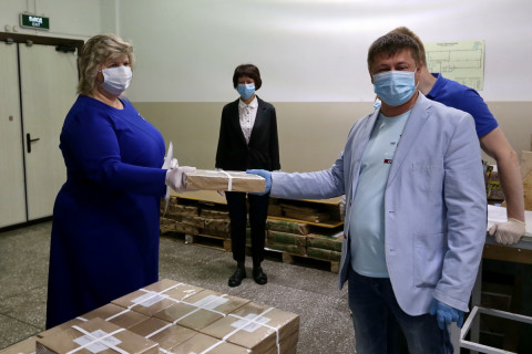 Фото-репортаж: Последние 443 тысячи бюллетеней для голосования поступили в ТИК Владивостока