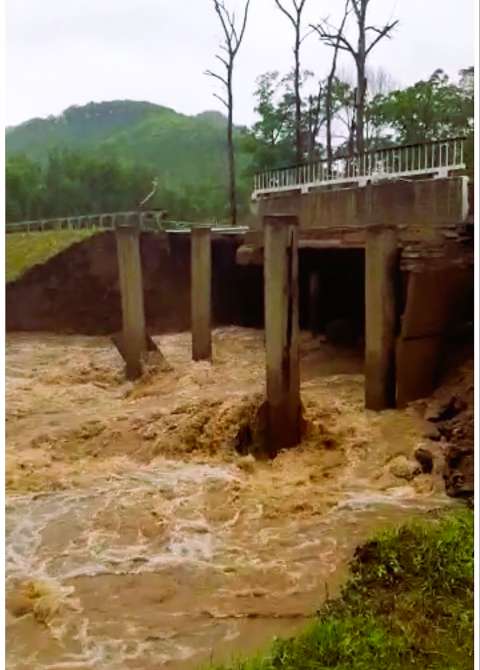 Фото-репортаж: Очередной мост смыло в Приморье