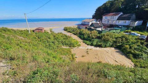 Стоками неизвестного происхождения загадили морскую акваторию в пригороде Владивостока