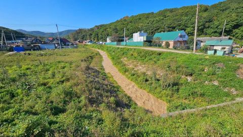 Стоками неизвестного происхождения загадили морскую акваторию в пригороде Владивостока