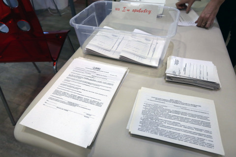 Фото-репортаж: И стар, и млад: вакцинация от COVID-19 объединила людей разных поколений