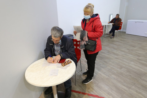 Фото-репортаж: И стар, и млад: вакцинация от COVID-19 объединила людей разных поколений