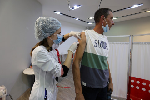 Фото-репортаж: И стар, и млад: вакцинация от COVID-19 объединила людей разных поколений