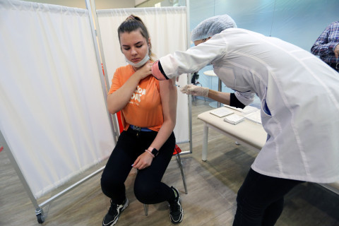 Фото-репортаж: И стар, и млад: вакцинация от COVID-19 объединила людей разных поколений