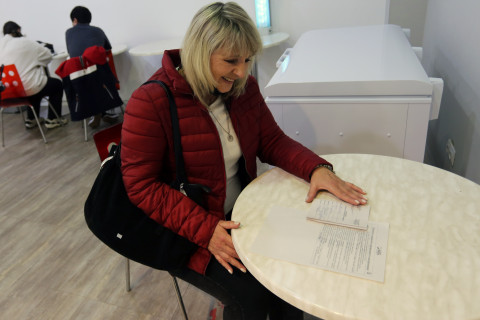 Фото-репортаж: И стар, и млад: вакцинация от COVID-19 объединила людей разных поколений