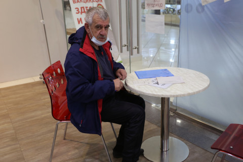 Фото-репортаж: И стар, и млад: вакцинация от COVID-19 объединила людей разных поколений