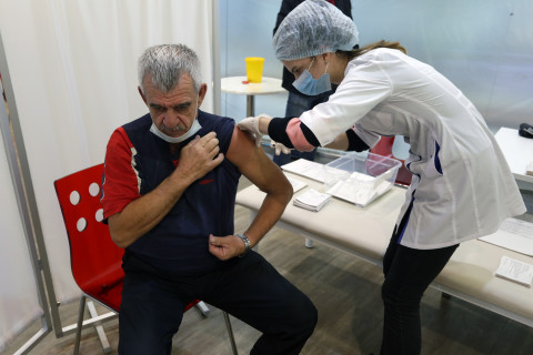 Фото-репортаж: И стар, и млад: вакцинация от COVID-19 объединила людей разных поколений