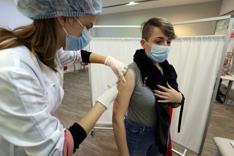 Фото-репортаж: И стар, и млад: вакцинация от COVID-19 объединила людей разных поколений