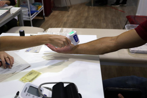 Фото-репортаж: И стар, и млад: вакцинация от COVID-19 объединила людей разных поколений