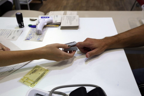 Фото-репортаж: И стар, и млад: вакцинация от COVID-19 объединила людей разных поколений