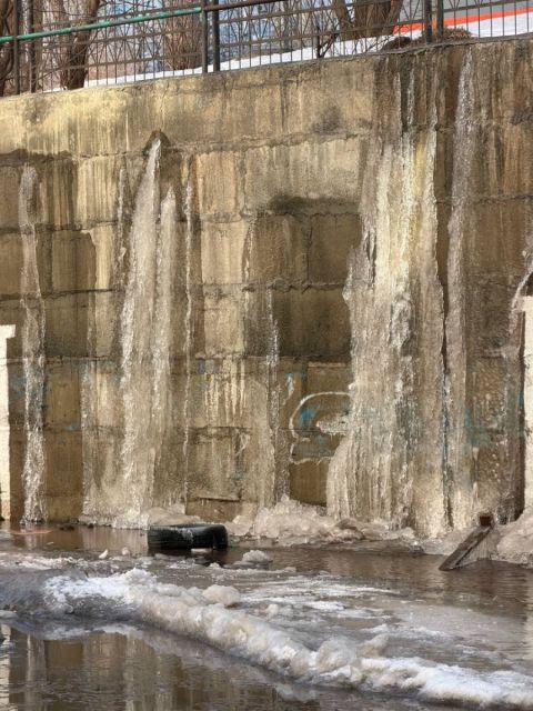 Фото-репортаж: Ещё одна течь с вмерзающими автомобилями появилась во Владивостоке