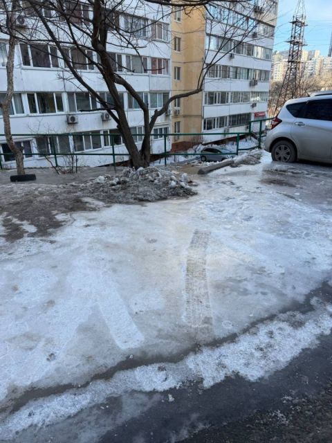 Фото-репортаж: Ещё одна течь с вмерзающими автомобилями появилась во Владивостоке