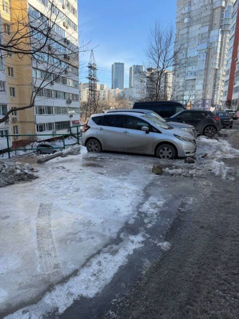Фото-репортаж: Ещё одна течь с вмерзающими автомобилями появилась во Владивостоке