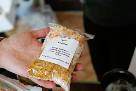 Фото-репортаж: Шьем для наших: как приморские волонтеры помогают фронту