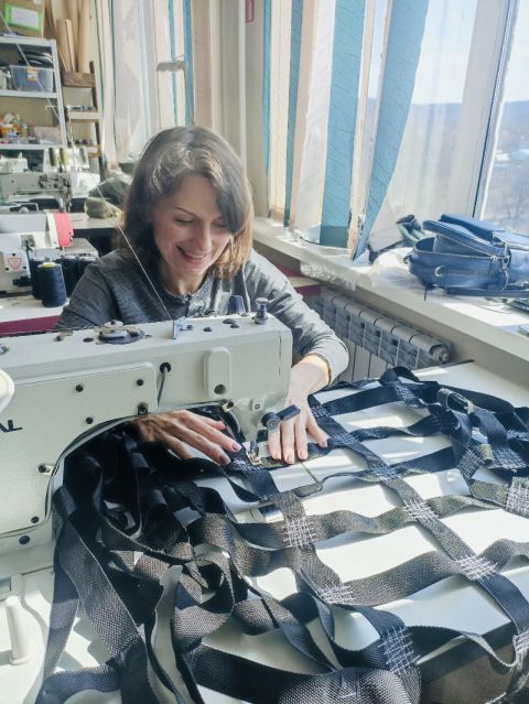 Фото-репортаж: Шьем для наших: как приморские волонтеры помогают фронту