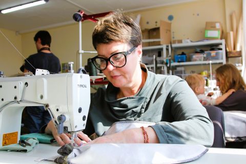 Фото-репортаж: Шьем для наших: как приморские волонтеры помогают фронту