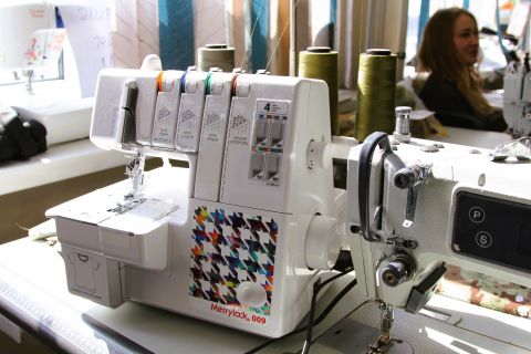 Фото-репортаж: Шьем для наших: как приморские волонтеры помогают фронту