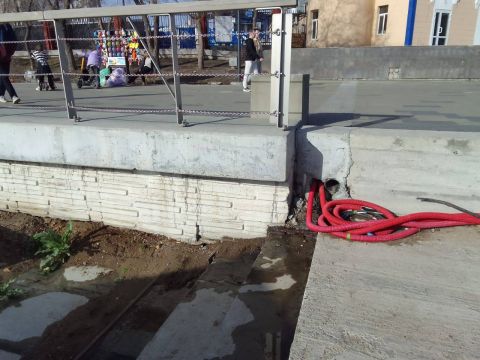 Фото-репортаж: Главная набережная Владивостока снова утопает в фекалиях