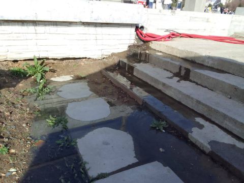 Фото-репортаж: Главная набережная Владивостока снова утопает в фекалиях