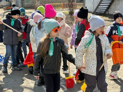 Фото-репортаж: Юные экологи НЗМУ провели свой первый взрослый субботник