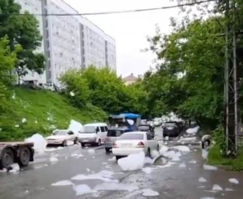 Фото-репортаж: Пенную вечеринку для водителей устроили прямо на дороге во Владивостоке