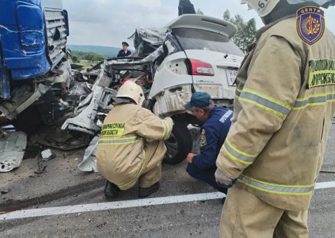Фото-репортаж: Вахтовый автобус раздавил легковушку на дальневосточной федеральной трассе
