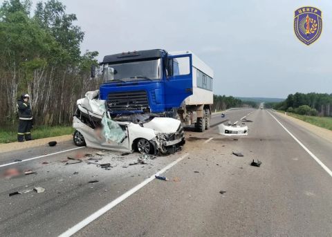 Фото-репортаж: Вахтовый автобус раздавил легковушку на дальневосточной федеральной трассе