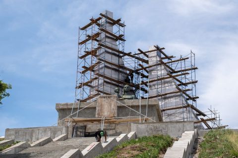 Фото-репортаж: «Скорбящая мать» в Находке обретает вторую жизнь благодаря НЗМУ