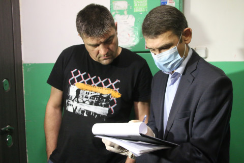 Фото-репортаж: Рейд по проверке дезинфекции жилых домов состоялся во Владивостоке